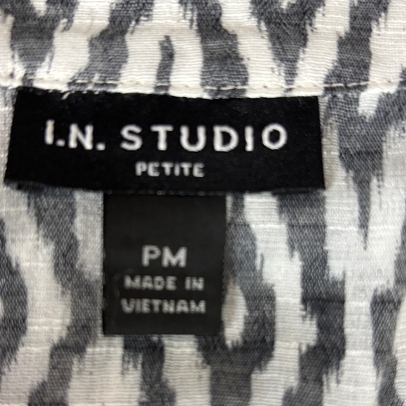 129  NWT  I. N. Studio Women's Black and White Patterned Top. SzPM - Picture 11 of 11